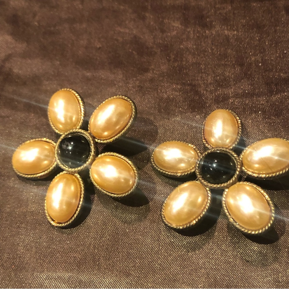 Stunning Vintage Oversized Flower Pearl/Black Clip Earrings!